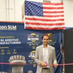 Andre Thiemann schneidet Band zur Eröffnung der NXG XII 600 Produktion in den USA