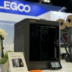 ELEGOO Centauri Carbon 3D-Drucker mit robustem Aluminiumgehäuse und KI-Kamerafunktionen auf der RAPID + TCT 2024