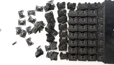 Schwarze ABS-Klammern, hergestellt mit der STEP-Technologie von Evolve Additive Solutions auf der RAPID + TCT 2024