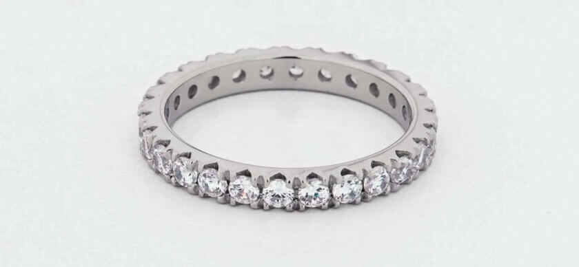 Klassischer Platin-Ehering aus Binder-Jet-3D-Druck von Desktop Metal und Legor Platin-Ehering hergestellt mit Binder-Jet-3D-Drucktechnologie und Powmet-Platinpulver von Legor