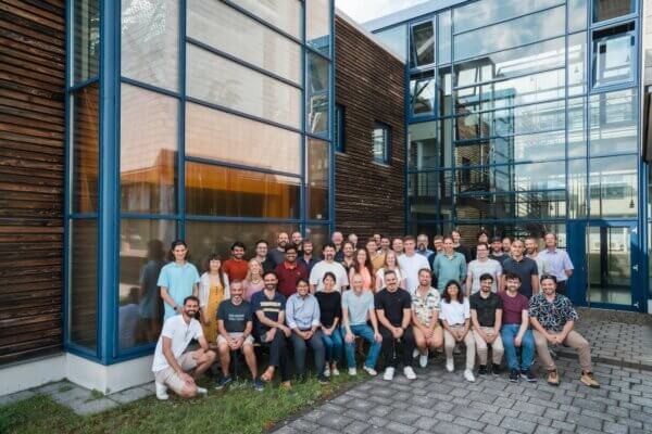 Das Team von Quantica vor ihrem Büro in Berlin, nach der Erhöhung der Series-A-Finanzierung auf 19,7 Millionen Euro
