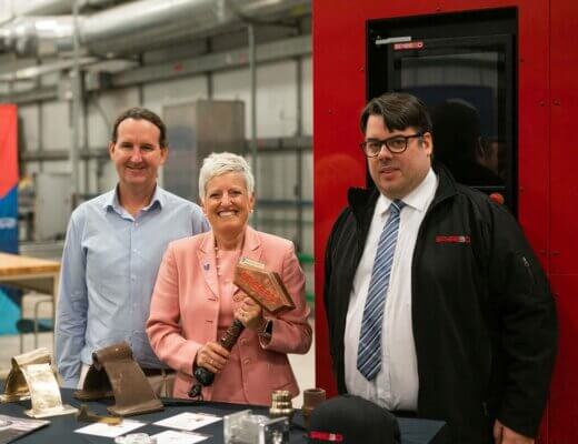 Eröffnung der neuen Produktions- und Anwendungsstätte von SPEE3D in Michigan Marian McCord, Byron Kennedy und Steven Camilleri bei der Eröffnung der neuen SPEE3D-Anlage in Michigan