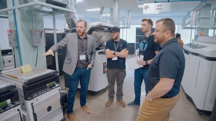 A3D Manufacturing präsentiert die HP Multi Jet Fusion 3D-Druckeinheit A3D Manufacturing Mitarbeiter zeigt Gästen die HP 3D-Druckeinheit