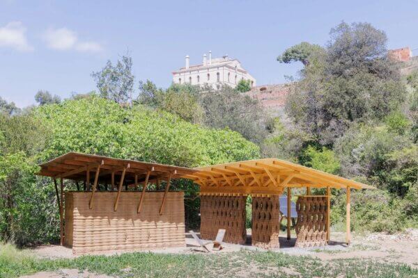 Earth Forest Campus von IAAC im Collserola Naturpark, Barcelona 3D-gedruckter Earth Forest Campus von IAAC aus lokaler Erde im Collserola Naturpark, Barcelona