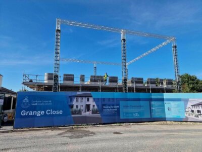 Bau der ersten 3D-gedruckten Häuser in Irland durch Harcourt Technologies 3D-Betondrucker beim Bau der ersten 3D-gedruckten Häuser in Irland