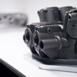 Additiv gefertigte Komponente von Renishaw auf einer weißen Oberfläche