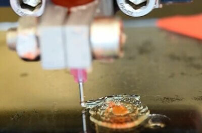 WSU-Forscher optimieren 3D-Druck für komplexe Organmodelle mithilfe von KI 3D-Druckkopf bei der Herstellung eines komplexen Prostatamodells mithilfe einer KI-Technik an der WSU