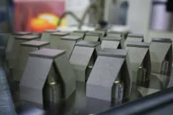 3D-gedruckte Bauteile von TEI mit Nadcap-Zertifizierung für Additive Manufacturing Nahaufnahme von 3D-gedruckten Bauteilen von TEI, das die Nadcap-Zertifizierung erhalten hat