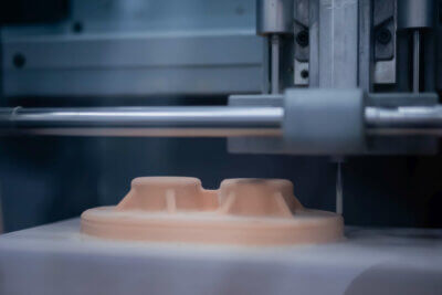 3D-Druckvorgang von Stratasys: Auswirkungen wirtschaftlicher Herausforderungen auf die Umsätze im zweiten Quartal 2024 3D-Drucker bei der Arbeit, symbolisch für den Umsatzrückgang von Stratasys im Q2 2024