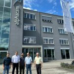 Das Führungsteam von AM Craft und alphacam steht vor dem neuen alphacam-Büro in Hamburg