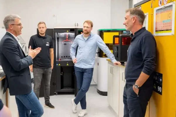 Prof. Dr. Thomas Scheibel und Experten diskutieren über additive Fertigung bei einer Veranstaltung Prof. Dr. Thomas Scheibel und Mitarbeiter von naddcon und Xolo im Gespräch über additive Fertigung