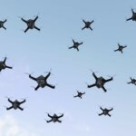 Mehrere Drohnen fliegen am Himmel als Teil von Taiwans 3D-gedruckter Drohnenarmee, entwickelt zur Verteidigung gegen China