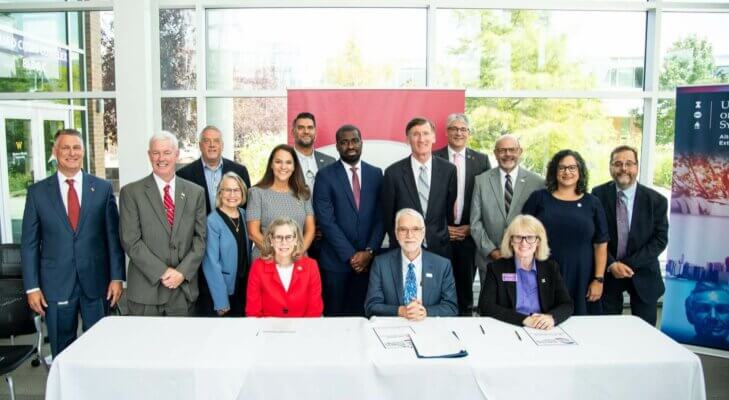 Gründung des Quad Cities Manufacturing Institute zur Förderung von 3D-Druck und Materialforschung Vertreter der Universitäten Iowa State, Western Illinois und Illinois bei der Gründung des Quad Cities Manufacturing Institute für 3D-Druck und Materialforschung