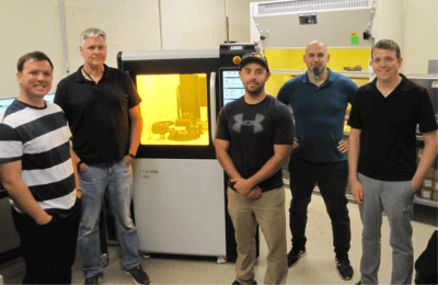 Das Team von Sandia National Laboratories neben der zweiten Lithoz CeraFab S65 3D-Druckmaschine