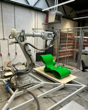 3D-Drucker in einer Werkstatt druckt den grünen Petal Chair von Marius Boekhorst aus recyceltem glasfaserverstärktem Polypropylen