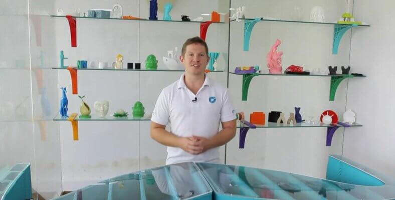 Mitarbeiter von 3D FilaPrint vor einer Auswahl von 3D-gedruckten Objekten, aufgenommen im Unternehmensstandort. Mitarbeiter von 3D FilaPrint präsentiert 3D-gedruckte Objekte im Unternehmensstandort.