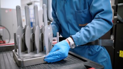 Techniker überprüft 3D-gedruckte Fahrradkomponenten für Team GB bei den Olympischen Spielen 2024 Techniker von Renishaw mit 3D-gedruckten Fahrradkomponenten für Team GB bei den Olympischen Spielen 2024