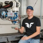 Mitarbeiter von Blueflite hält einen Wasserstofftank, entwickelt mit AFP-Technologie an der CDU zur Steigerung der UAV-Reichweite