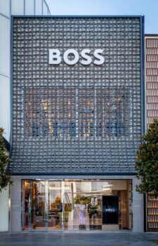 3D-gedruckte Fassade des BOSS-Geschäfts in Istanbul, entwickelt von Aectual und Ippolito Fleitz Group 3D-gedruckte Fassade des BOSS-Geschäfts in Istanbul, inspiriert von Webstrukturen in BOSS-Kleidungsstücken, aus recyceltem Polypropylen