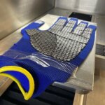 Ein Schutzhandschuh mit 3D-gedruckter Lignin-Beschichtung, entwickelt vom DITF, der Schutz vor Abrieb und Chemikalien bietet.