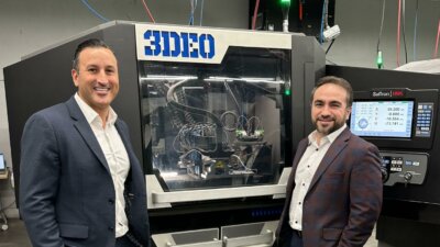 Scott Dennis und Matt Petros von 3DEO vor einer Maschine für 3D-Druck mit Intelligent Layering-Technologie Scott Dennis und Matt Petros von 3DEO vor einer 3D-Druck-Maschine mit Intelligent Layering-Technologie