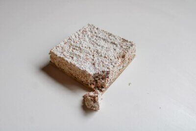 3D-Druckmaterial aus Hummerschalen und Keramiken von MANUFACTURA und bioMATTERS Materialblock aus Hummerschalen und Keramiken für nachhaltigen 3D-Druck