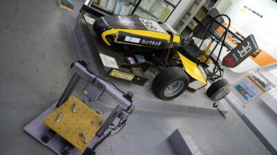 Rennwagen von Zhejiang-Universität und Snapmaker 3D-Drucker für Fahrzeugteile Rennwagen der Zhejiang-Universität neben einem Snapmaker 3D-Drucker für die Herstellung von Fahrzeugteilen