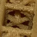 Nahaufnahme der 3D-gedruckten OsteoVy PEKK-Gitterstruktur zur Förderung der Osseointegration bei Wirbelsäulenimplantaten