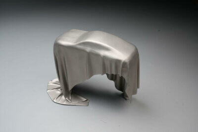 3D-gedrucktes Metallkunstwerk von Dalian Xingyi mit Vorhangdesign über einem Auto 3D-gedrucktes Metallkunstwerk von Dalian Xingyi zeigt einen Metallvorhang, der über einem Auto liegt