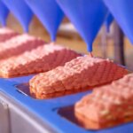 Revo Foods eröffnet weltweit größte 3D-Druckfabrik für Mykoprotein-Lachs