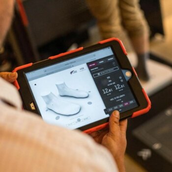 Ein Tablet zeigt den 3D-Scan der Füße eines Kunden für maßgefertigte, 3D-gedruckte Einlegesohlen bei Red Wing Shoes in Carson City.