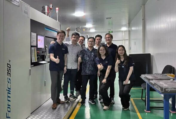 ACMI-Team vor Farsoon FS350M Metall-3D-Drucker im Zentrum für Additive Fertigung ACMI-Team mit Farsoon FS350M Metall-3D-Drucker im neuen Zentrum für Additive Fertigung in Indonesien