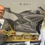 Maurizio Romeo und ein Teammitglied von Angelelli Automobili präsentieren den 3D-gedruckten Ducati Panigale V4-Rahmen.