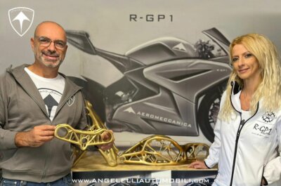 Maurizio Romeo zeigt den 3D-gedruckten Rahmen der Ducati Panigale V4 von Angelelli Automobili. Maurizio Romeo und ein Teammitglied von Angelelli Automobili präsentieren den 3D-gedruckten Ducati Panigale V4-Rahmen.