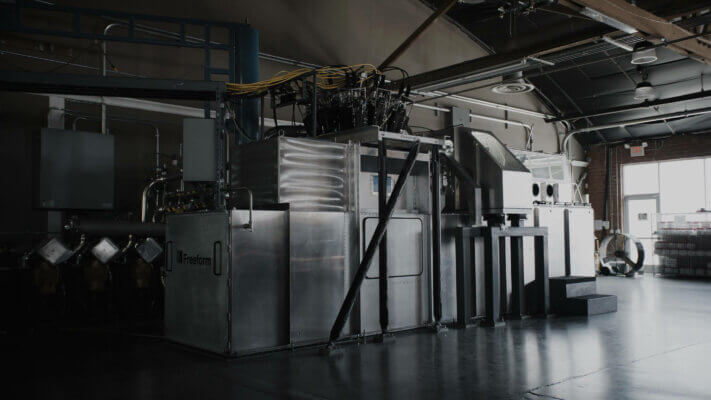 3D-Druck-Anlage von Freeform, unterstützt durch Investitionen von NVentures und AE Ventures 3D-Druck-Maschine von Freeform in einer Produktionshalle, gefördert durch Investitionen von NVentures und AE Ventures