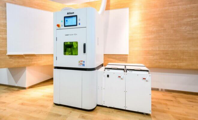 Nikon Lasermeister 102A System mit zwei zusätzlichen APF-Pulverzuführeinheiten zur Metallverarbeitung im 3D-Druck