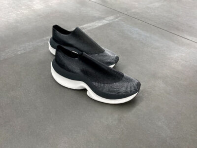 ELSTM Orca Sneaker: 3D-gedruckter Schaumstoffschuh von LaLaLand und Elastium Schwarzer ELSTM Orca Sneaker mit weißer Sohle, produziert mittels 3D-Druck-Technologie von Elastium und LaLaLand