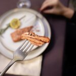 Nahaufnahme einer veganen Lachsalternative auf einer Gabel, entwickelt von Revo Foods mithilfe von 3D-Druck und Präzisionsfermentation für authentische Fischtextur und Geschmack
