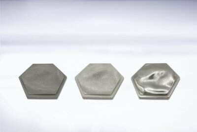 Hexagonale 3D-Druck-Bauteile aus dem AutoSmooth-Projekt zeigen den Glättungsprozess von ColdMetalFusion-Teilen.