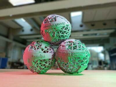 Gedruckte 3D-Teile aus recyceltem PA12-Abfallpulver auf der voxeljet VX200 HSS Maschine im Rahmen einer Kooperation von voxeljet, Dressler Group, Fraunhofer IPA und der Universität Bayreuth.