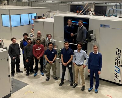 APWORKS und Farsoon-Team vor dem FS422M-H 3D-Drucksystem zur Scalmalloy®-Produktion Das APWORKS- und Farsoon-Team steht vor dem FS422M-H 3D-Drucksystem, das für die Scalmalloy®-Produktion qualifiziert wurde