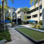 Außenansicht des UltraThineer Lab von Boston Micro Fabrication in San Diego mit moderner Architektur und Grünflächen.