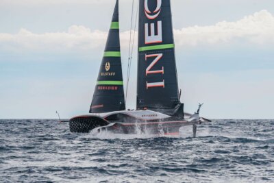 Regattaboot Britannia von INEOS Britannia mit Unterstützung durch Renishaws 3D-Druck-Technologien Das Regattaboot Britannia von INEOS Britannia auf dem Meer, unterstützt durch Renishaws additive Fertigung und Positionssensoren