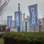 DOMO Chemicals Standort in Leuna mit Firmenflaggen und Industrieanlagen im Hintergrund, stellvertretend für die 3D-Druck-Initiative mit RPD GmbH