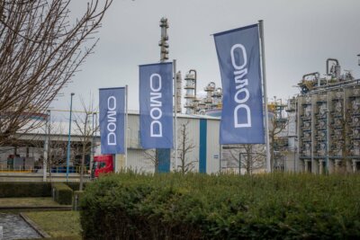 DOMO Chemicals Standort Leuna als Symbol für Fortschritte im 3D-Druck und die Partnerschaft mit RPD GmbH DOMO Chemicals Standort in Leuna mit Firmenflaggen und Industrieanlagen im Hintergrund, stellvertretend für die 3D-Druck-Initiative mit RPD GmbH