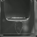 Detailaufnahme der Dynamic Interface Printing-Technologie, bei der Licht und Vibrationen zur Optimierung des 3D-Drucks eingesetzt werden.