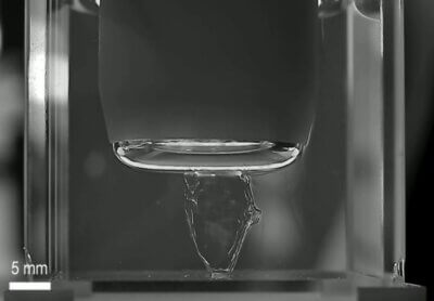 Detailaufnahme der Dynamic Interface Printing-Technologie, bei der Licht und Vibrationen zur Optimierung des 3D-Drucks eingesetzt werden.