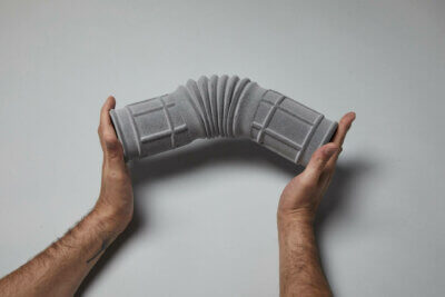 3D-gedrucktes Bauteil aus flexiblem TPU01-Material von 3D People, in natürlichem Grau und hoher Flexibilität