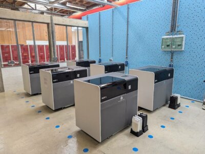 MultiJet-3D-Drucker bei Manuevo BV zur Herstellung von Bauteilen für Geschäftskunden. MultiJet-3D-Drucker in der Produktionshalle von Manuevo BV, spezialisiert auf hochwertige additive Fertigungslösungen.