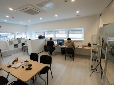 Moderne Büros der neuen Prirevo-Niederlassung in Rijeka für 3D-Druck und Digitalisierung Büroansicht der Prirevo-Niederlassung in Rijeka, Kroatien, mit Arbeitsplätzen und 3D-Druck-Arbeitsumgebung